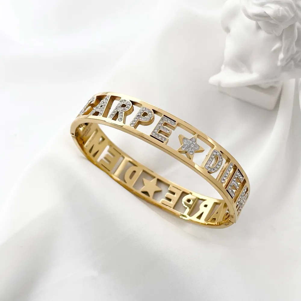 Carpe Diem-Bracciale con Scritte Rigido in Acciaio - BAR-413-1277 Carpe Diem