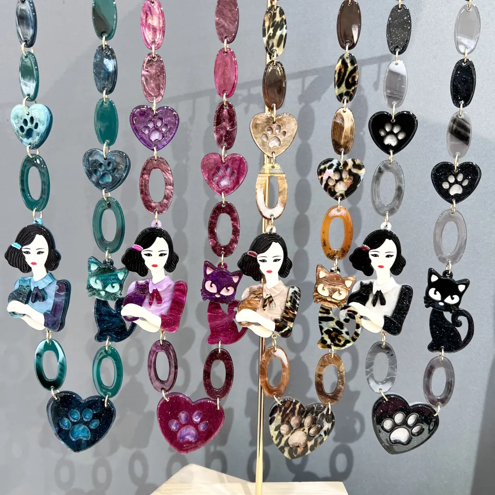 Donna con Gatto-Collana Lunga Moda in Resina - CML-16188