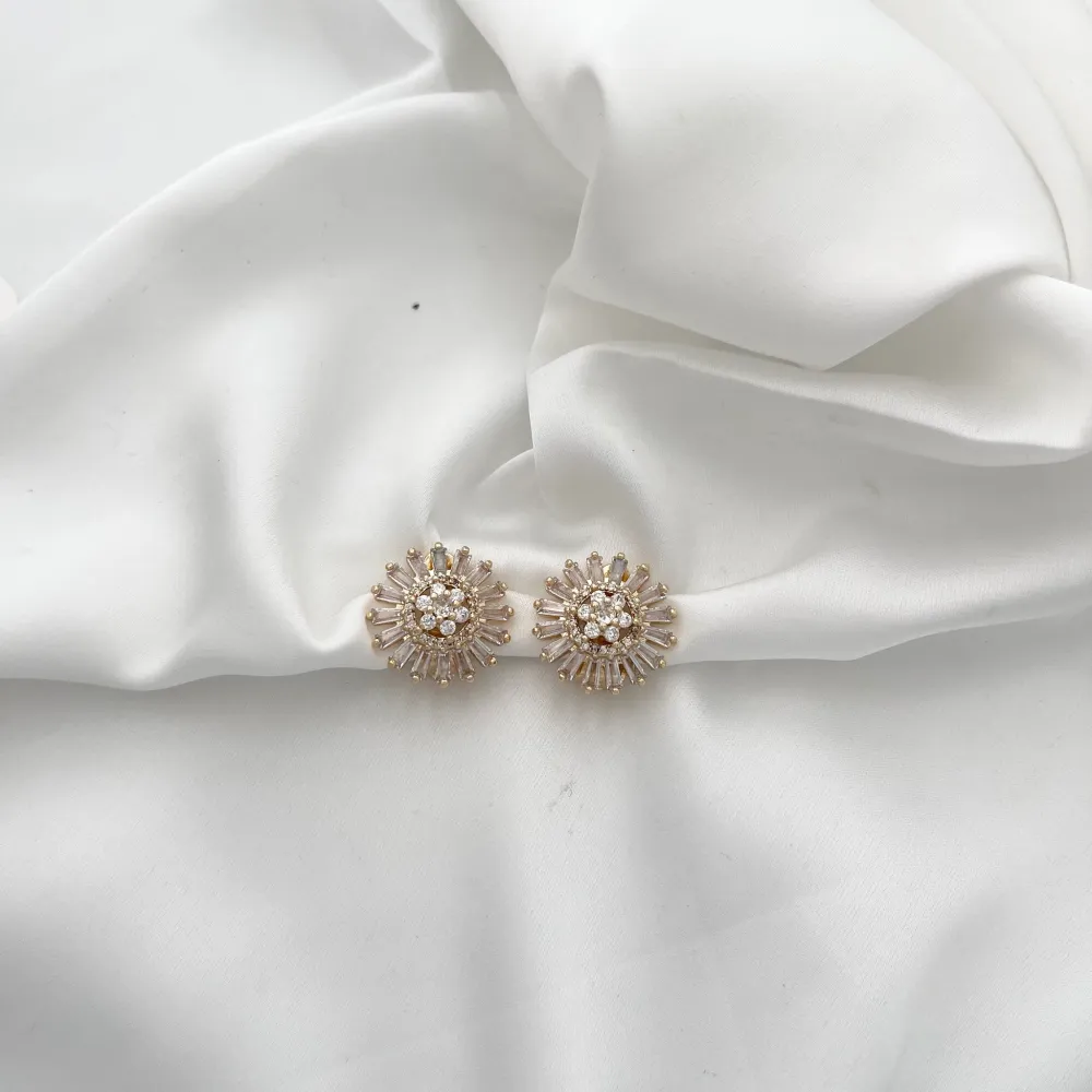 Fiore con Zirconi-Orecchini a Lobo con Zirconia - OMZ-109-L01