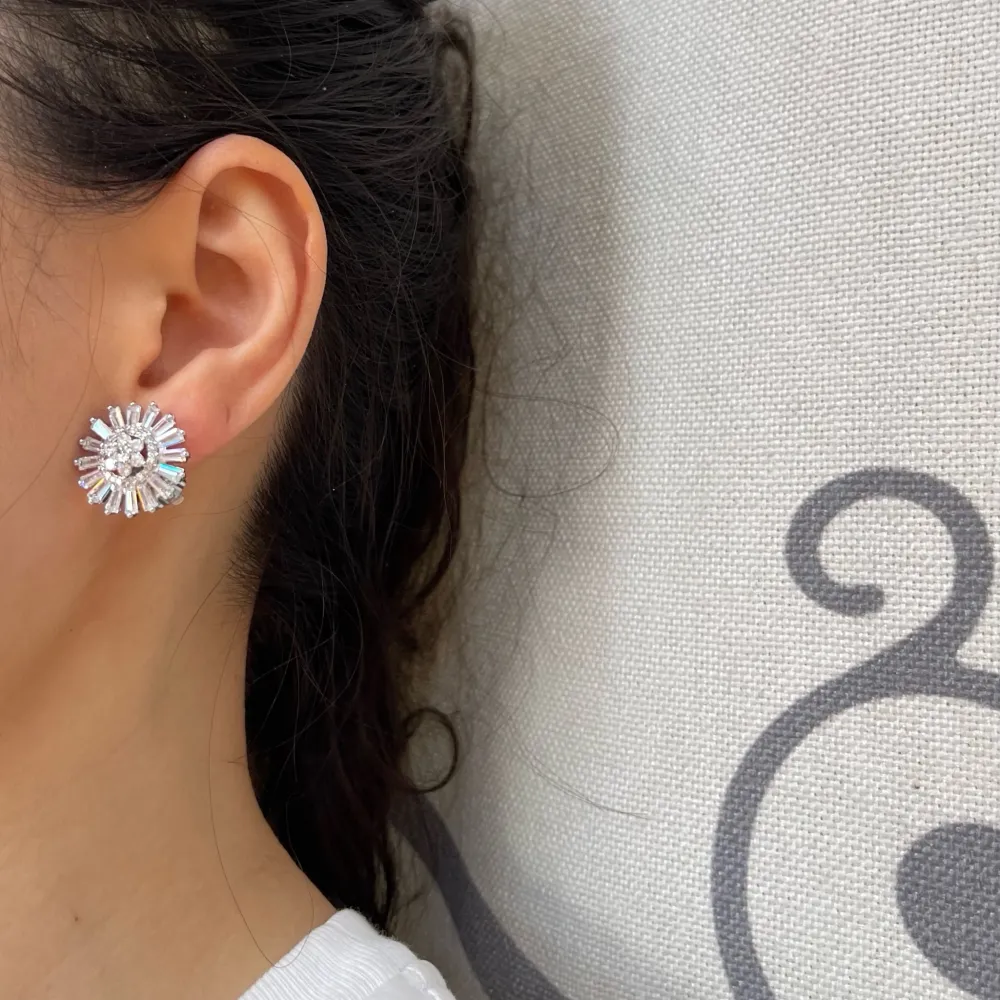 Fiore con Zirconi-Orecchini a Lobo con Zirconia - OMZ-109-L01