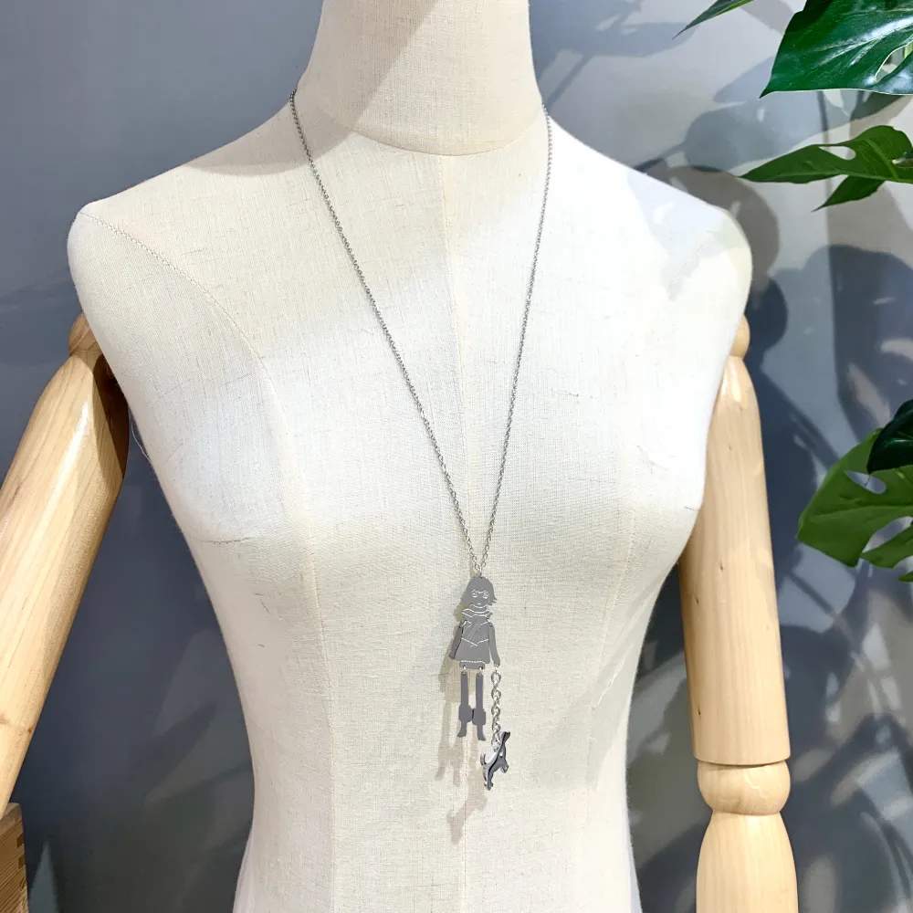 Donna con Cane-Collana Lunga in Acciaio - CAL-413-2344