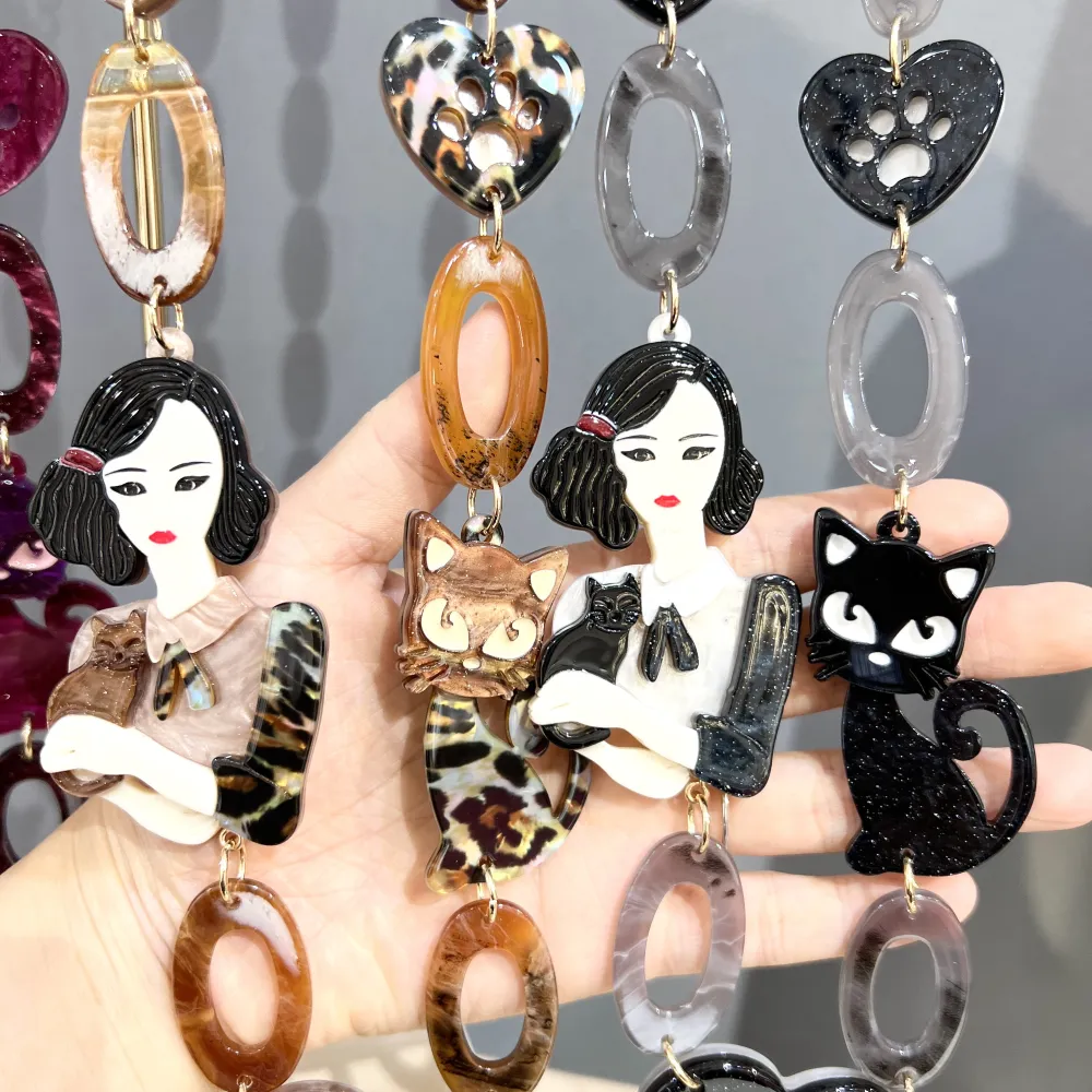 Donna con Gatto-Collana Lunga Moda in Resina - CML-16188