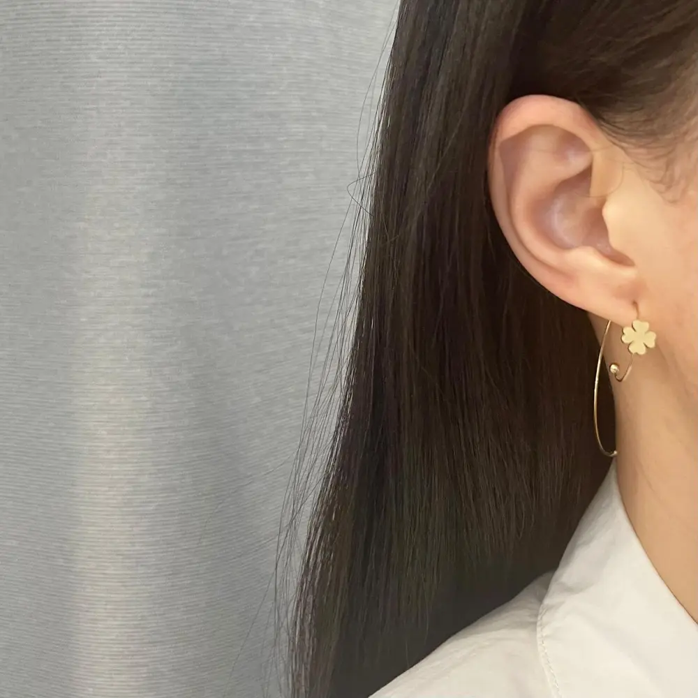 OAP6815-Chiocciola con Quadrifoglio- Orecchini in Acciaio - OAP6815-Chiocciola con Quadrifoglio- Orecchini in Acciaio