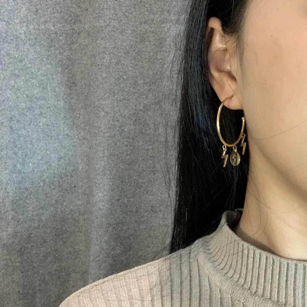 OAP6819-Fulmine- Orecchini a Cerchio con Pendenti in Acciaio_2