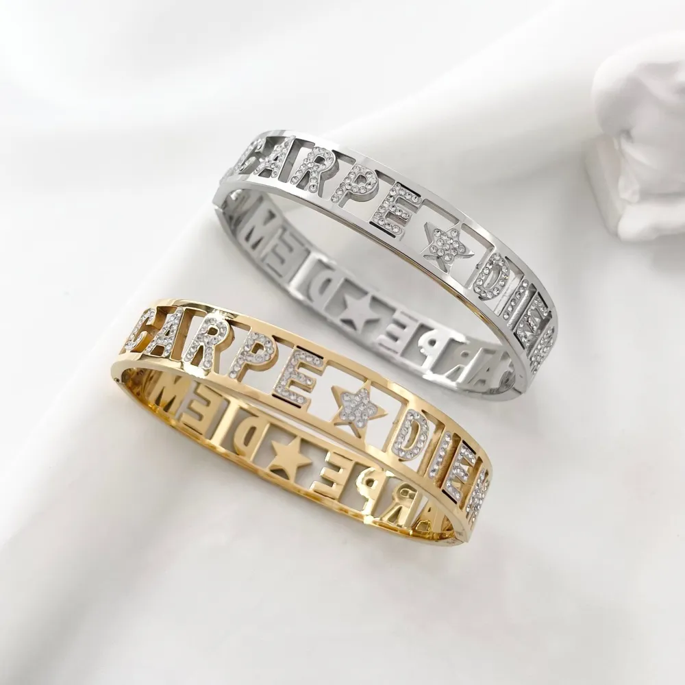 [BAR-413-1277 Carpe Diem] Carpe Diem-Bracciale con Scritte Rigido in Acciaio - BAR-413-1277 Carpe Diem (Oro Giallo)