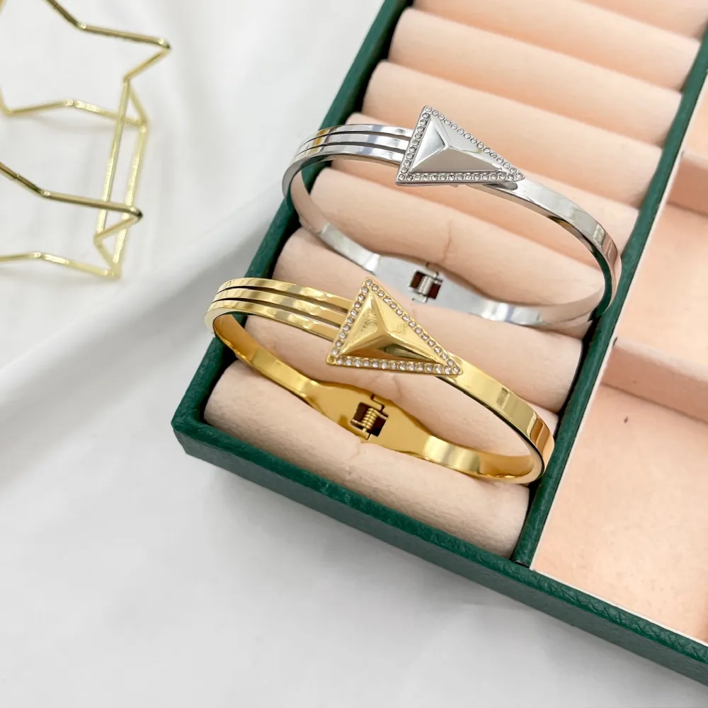 Triangolo-Bracciale Rigido in Acciaio - BAR-413-8224 (Oro Giallo)