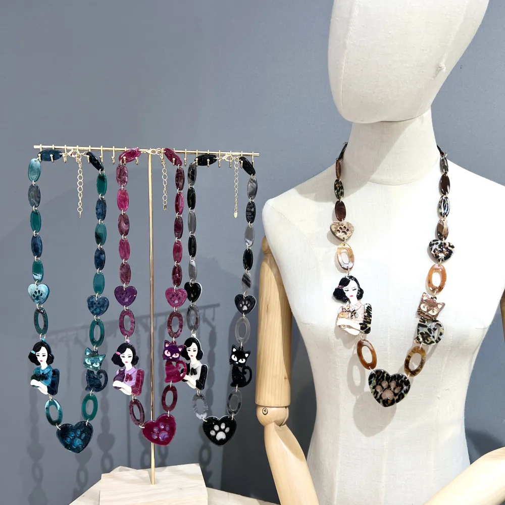 Donna con Gatto-Collana Lunga Moda in Resina - CML-16188 (Nero)